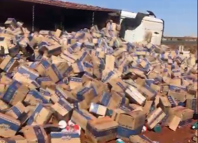 Caminhão carregado com produtos de limpeza tomba na BR-364, em Jataí após motorista tentar evitar colisão