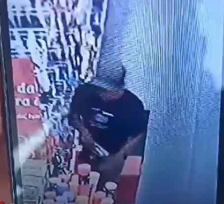 Câmeras flagram homem furtando chinelos de loja e colocando dentro da cueca em Rio Verde
