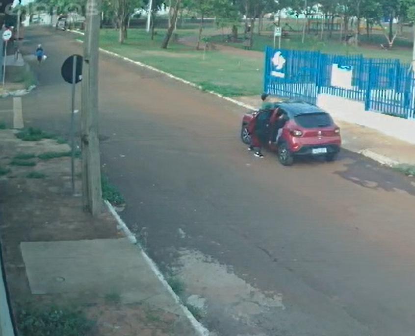 Motorista de aplicativo bate em poste após ser rendido por assaltantes no Parque Veneza