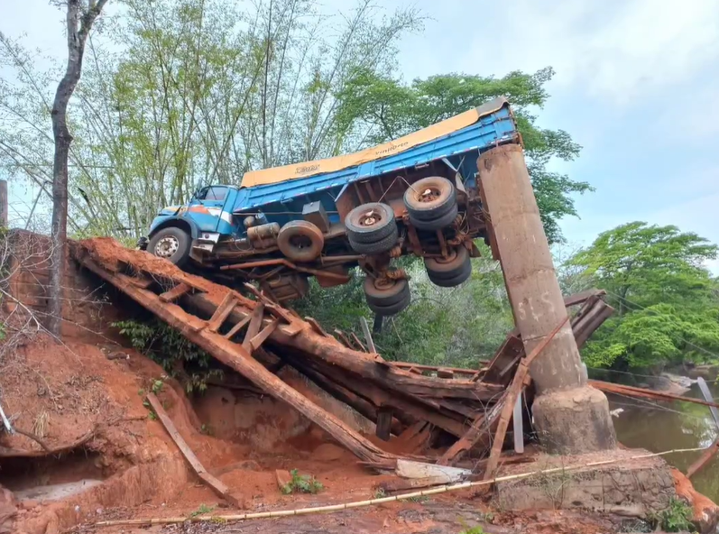 Caminhão fica pendurado em ponte após ela desabar em Doverlândia