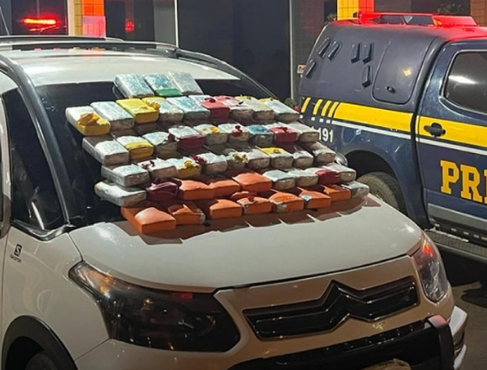 Família é flagrada pela PRF transportando 52kg de drogas em carro na BR-364 em Jataí