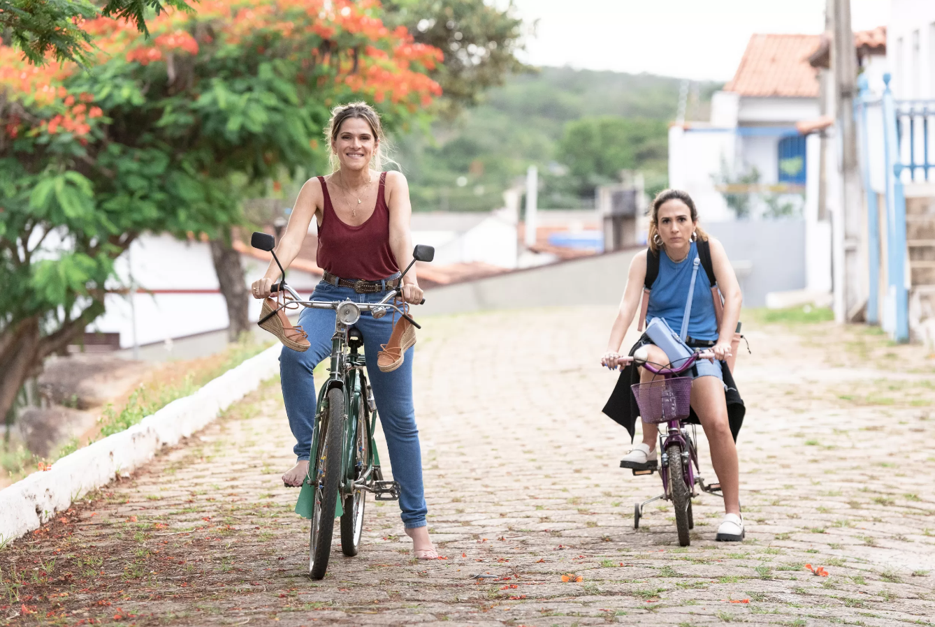 Em novo filme, Tatá Werneck e Ingrid Guimarães são irmãs rioverdenses à procura da mãe desaparecida