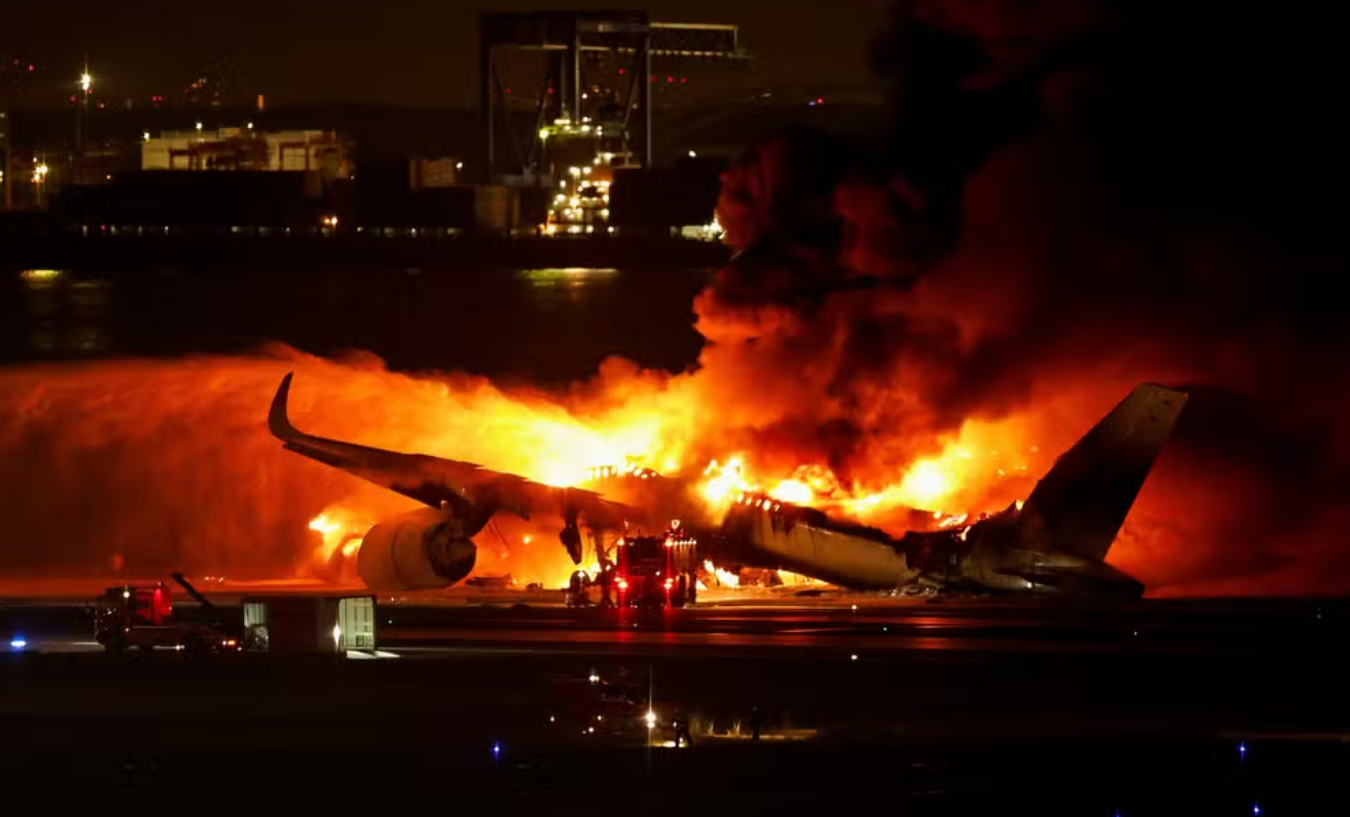 Aeronave se choca em outro ao pousar em aeroporto de Tóquio. Cinco morrem