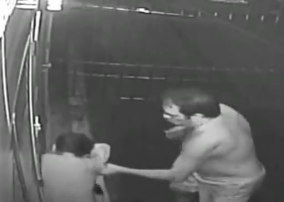 Idoso agride criança em condomínio de Nova Iguaçu; veja o vídeo