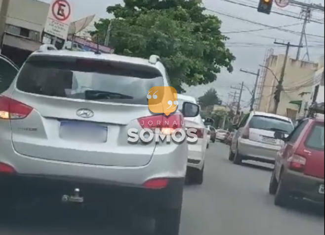 Carros colidem próximo à semáforo, tumultuando trânsito no centro de Rio Verde