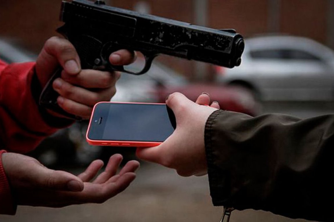 Jornal Somos - Homem anuncia venda de celular nas redes sociais e é  assaltado em casa