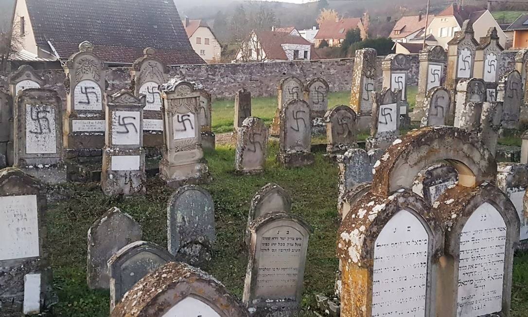 Cemitério judeu tem seus túmulos pichados com suásticas na França