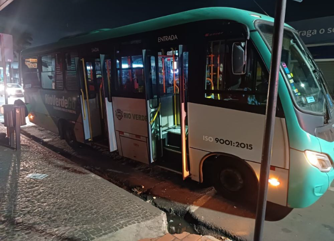 Ciclista fica ferida após colisão com ônibus no Setor Central, em Rio Verde