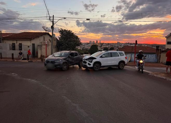 Colisão entre dois carros deixa mulher ferida no Centro de Rio Verde