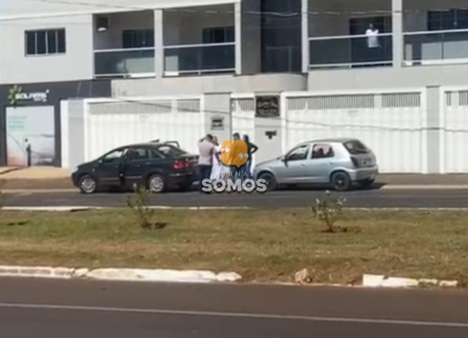 Colisão envolve dois veículos de passeio na avenida do Parque dos Buritis