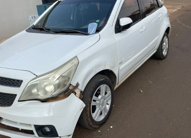 Ônibus atinge lateral de carro estacionado no Residencial Canaã