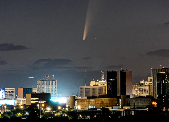 Registro de cometa feito por fotógrafo brasileiro é escolhido como foto do dia pela NASA