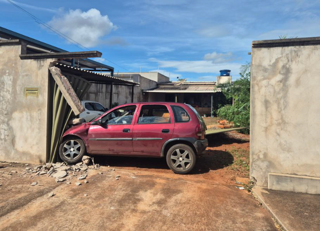 Condutor embriagado invade casa e atinge muro no Gameleira, em Rio Verde