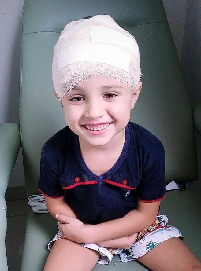 Criança que caiu de brinquedo em praça de Rio Verde recebe alta após cirurgia e internação na UTI