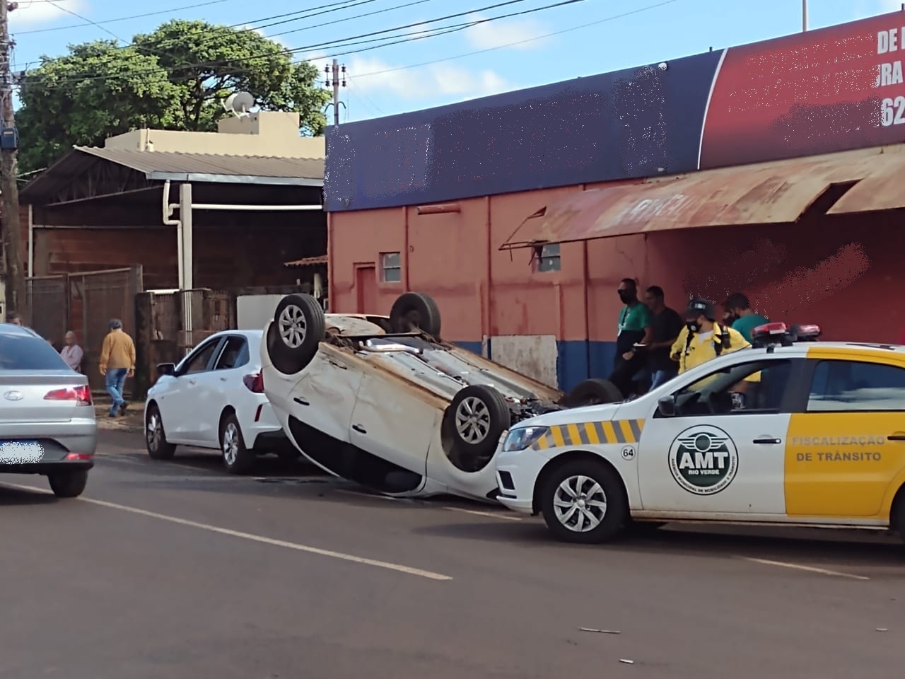 Veículo da Enel se envolve em acidente com outros dois carros em Rio Verde