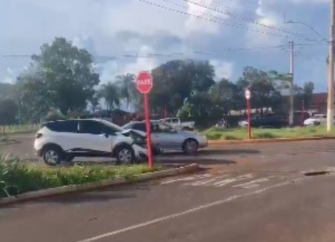 Acidente entre dois carros é registrado na Av. Beija Flor, em Rio Verde