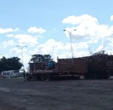 Dois caminhões são parados na BR-060 por transporte irregular de carga 