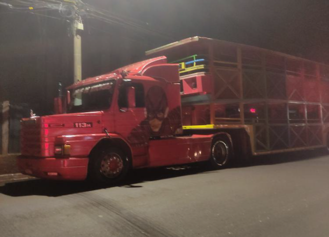 Crianças eram transportadas em veículo da Carreta Furacão sem licença e conduzido por motorista irregular, em Rio Verde