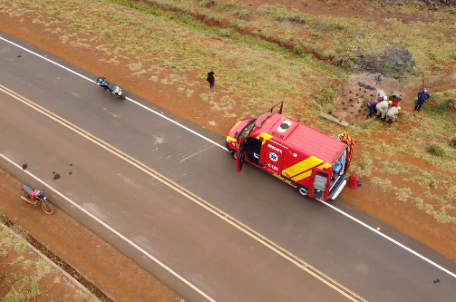 Equipe de Bombeiros realiza resgate de emergência após acidente de moto em Santa Helena