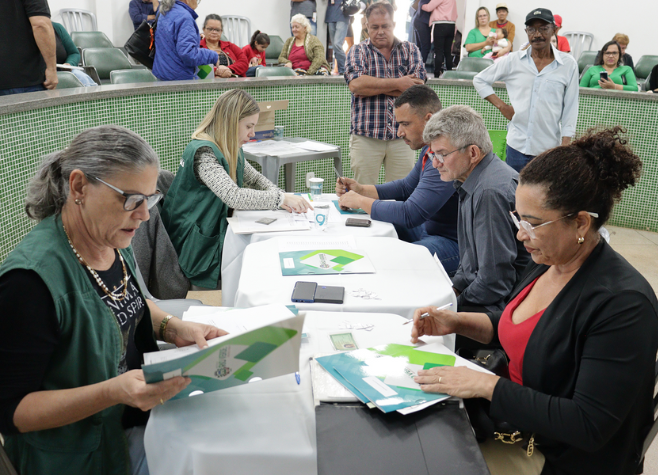 Famílias de seis bairros de Rio Verde recebem escrituras de casas