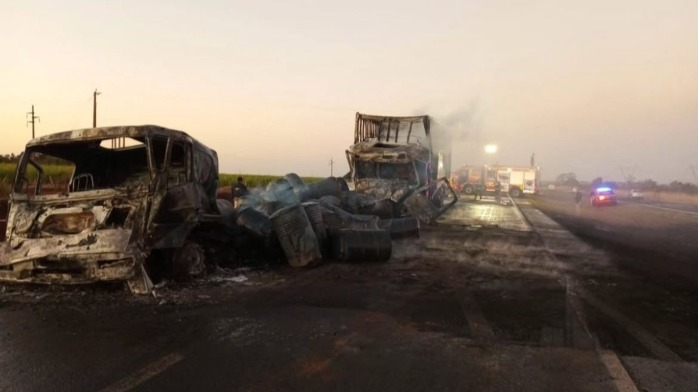 Motorista morre carbonizado após colisão entre caminhões na BR-153, em Morrinhos