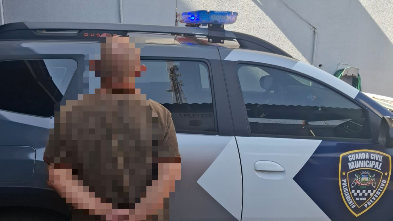 GCM age rápido e prende homem que ameaçava vítima com faca