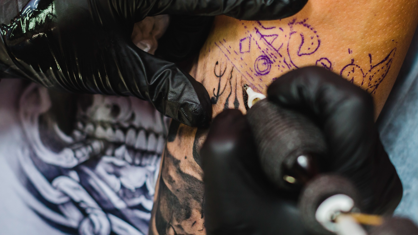 Conselho Federal de Medicina proíbe uso de anestesia para tatuagens em todo o Brasil