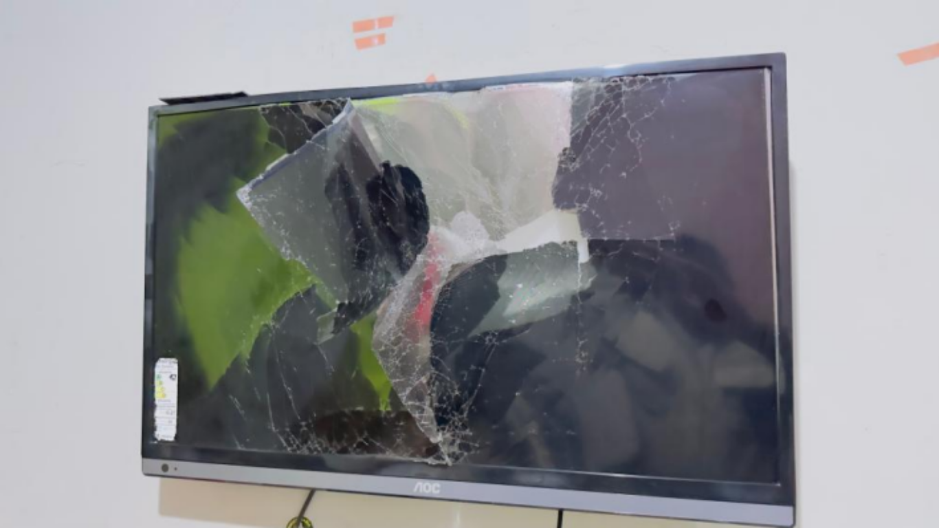 Homem quebra móveis e televisão durante surto de ciúmes em residência no Residencial Arco-Íris
