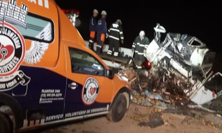 Grave acidente entre caminhão e ônibus com passageiros deixa 24 mortos e sete feridos na Bahia