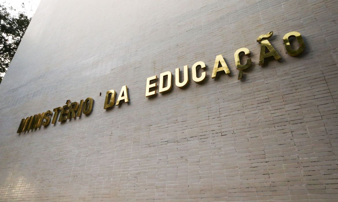 Governo bloqueia cerca de R$ 1,7 bilhão do Ministério da Educação