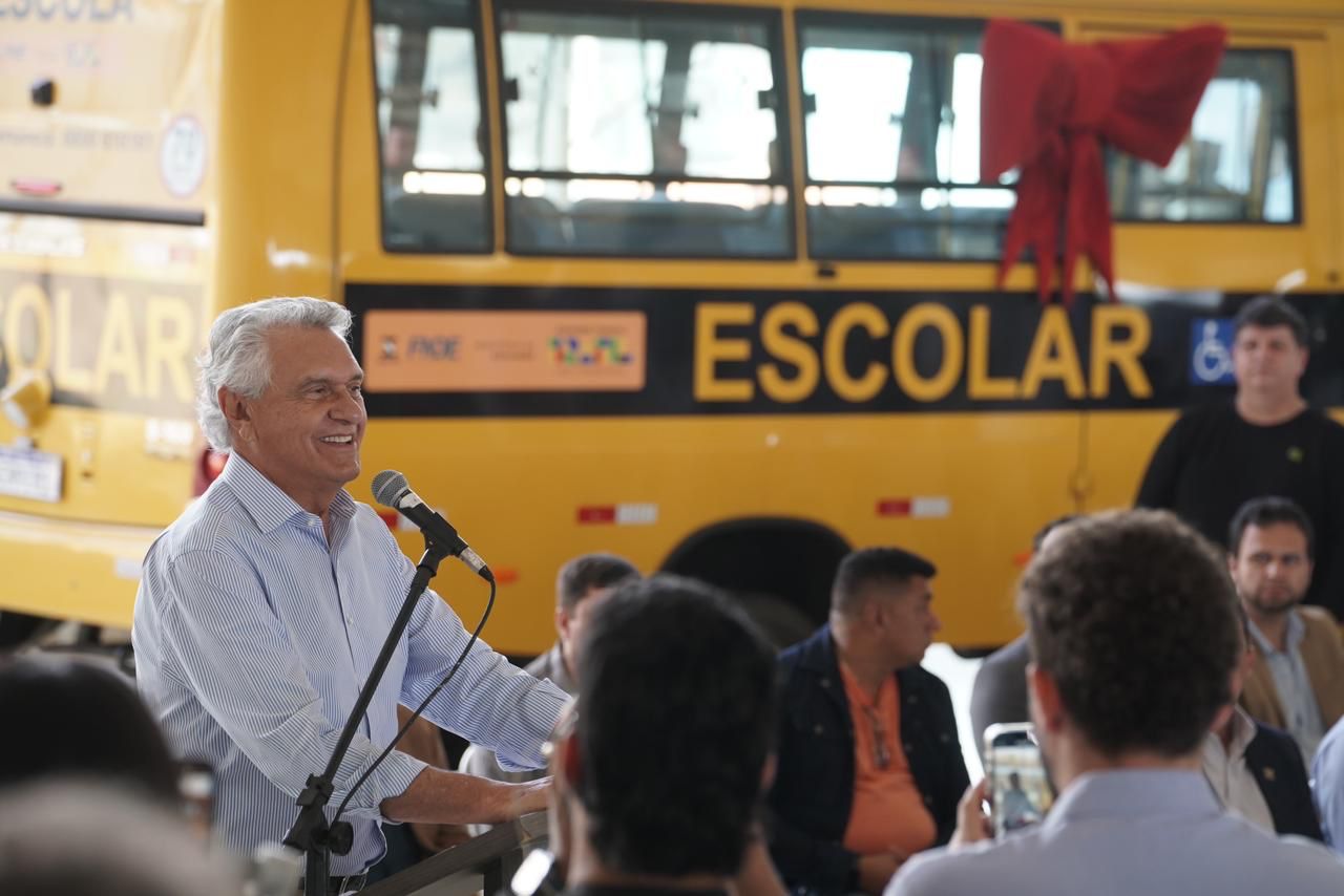 Governo de Goiás entrega ônibus escolares para 54 municípios