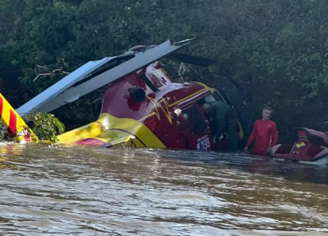 Helicóptero do Corpo de Bombeiros faz pouso forçado no Rio Araguaia
