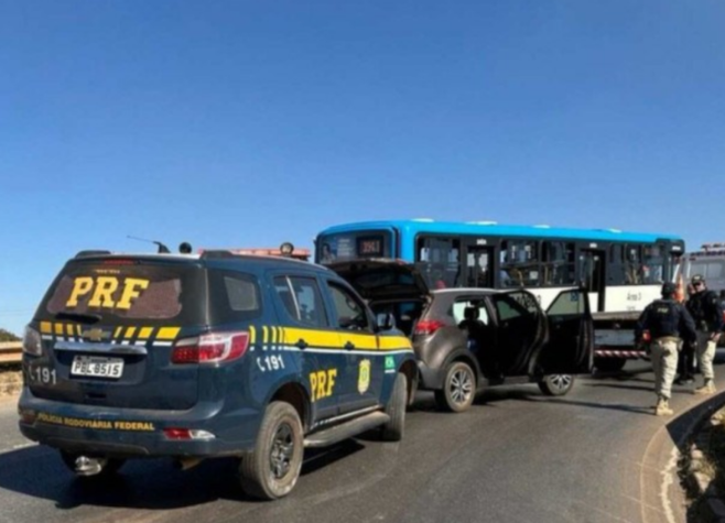 Homem pega carro após briga familiar, fura dois bloqueios da PRF em Goiás e é preso