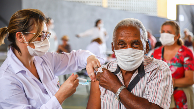 Em 4º dia sem novos óbitos por Covid, Rio Verde vacina quase 4 mil pessoas no sábado e inicia doses de reforço