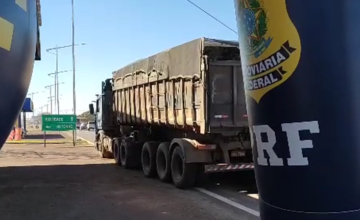 Motorista de carreta detido pela PRF estava embriagado e com irregularidades no caminhão   