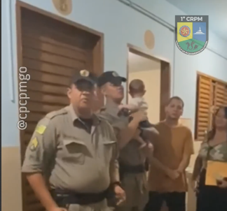 Mulher em surto psicótico é impedida de matar o filho bebê, pela Polícia Militar
