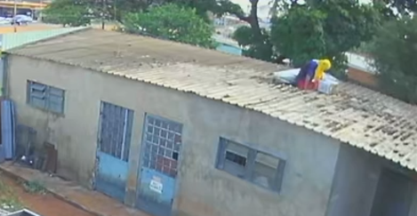 Funcionário escala telhado e furta empresa na Vila Amália em Rio Verde