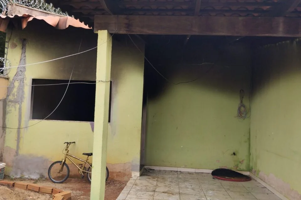 Populares invadem e incendeiam casa de suspeito de matar Amélia Vitória, em Aparecida