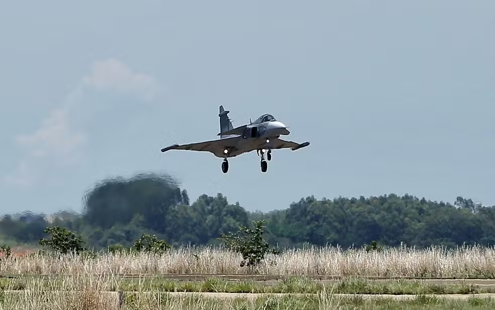 Base aérea de Anápolis recebe novo caça da FAB que chegou essa semana