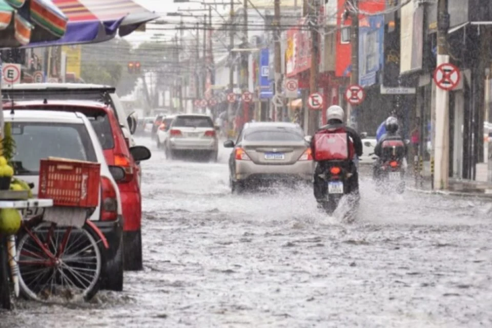 Goiás entra em alerta para alto volume de chuva e ventos de 70 km/h neste sábado (27)