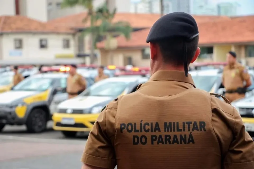 Mulher aperta seio e joga leite materno em policial, no Paraná