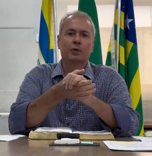 Em meio a polêmicas, cerimônia discreta reconduz Naçoitan Leite à prefeitura de Iporá