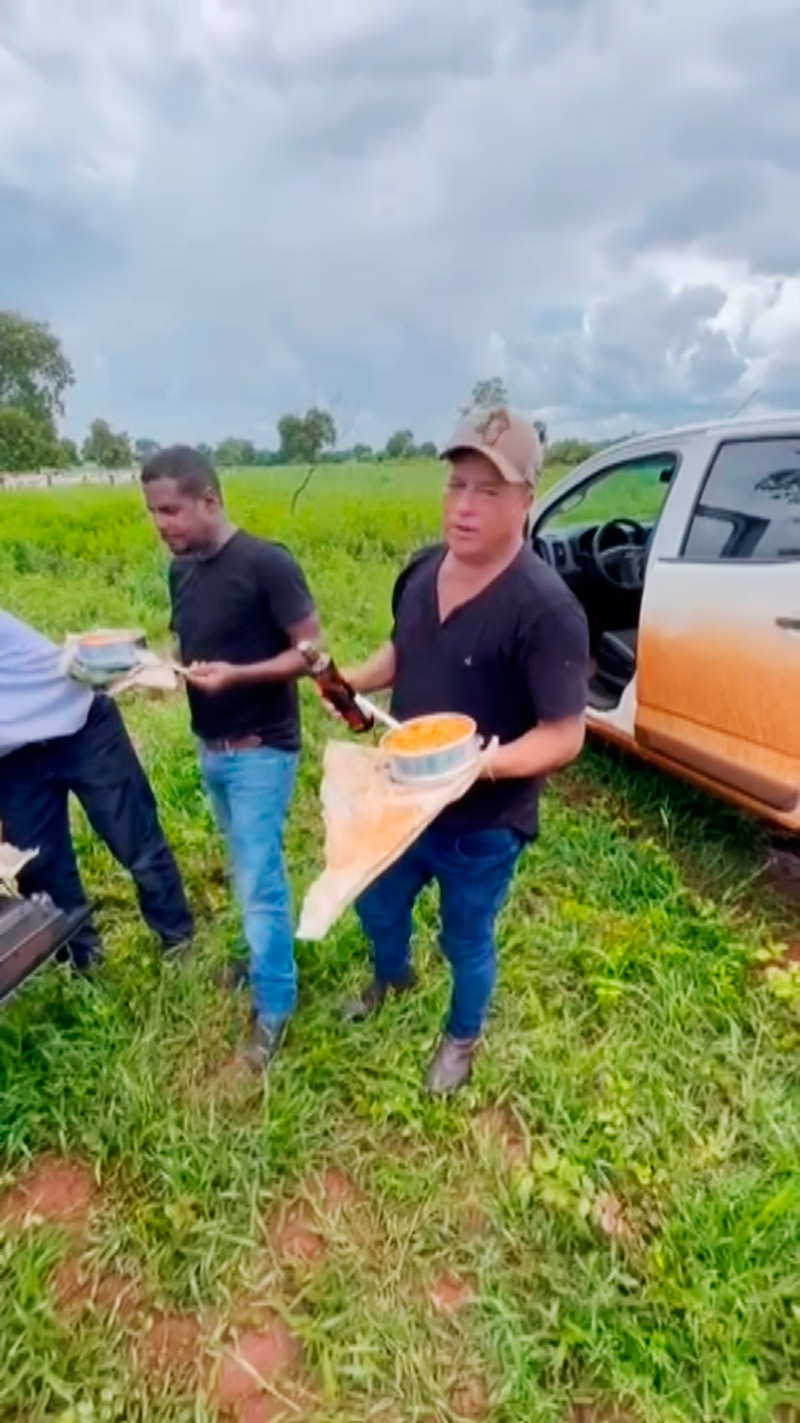 Leonardo surpreende ao bater marmita junto com funcionários