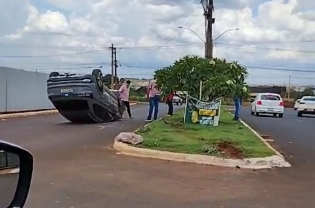 Colisão acaba em capotamento, em avenida próxima à Shopping