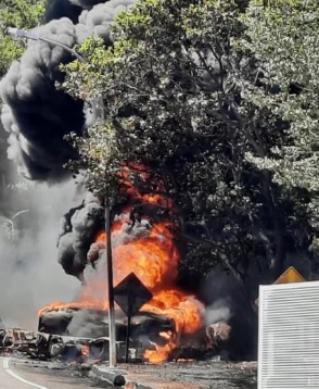 Caminhão carregado de combustível de aviação explode e motorista tem corpo queimado em Goiás