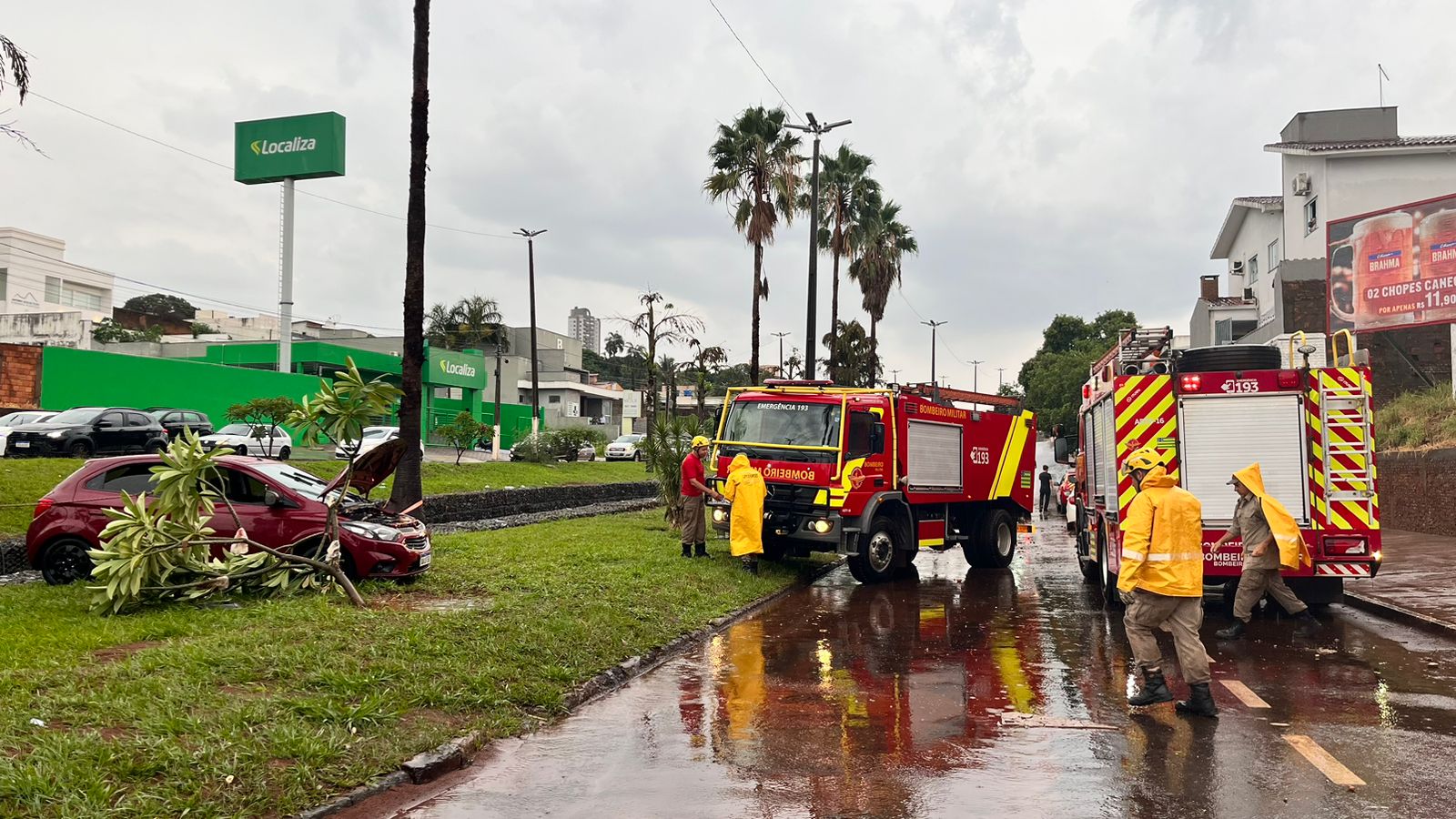 Durante forte chuvas de hoje (17), dois carros são arrastados pela enxurrada