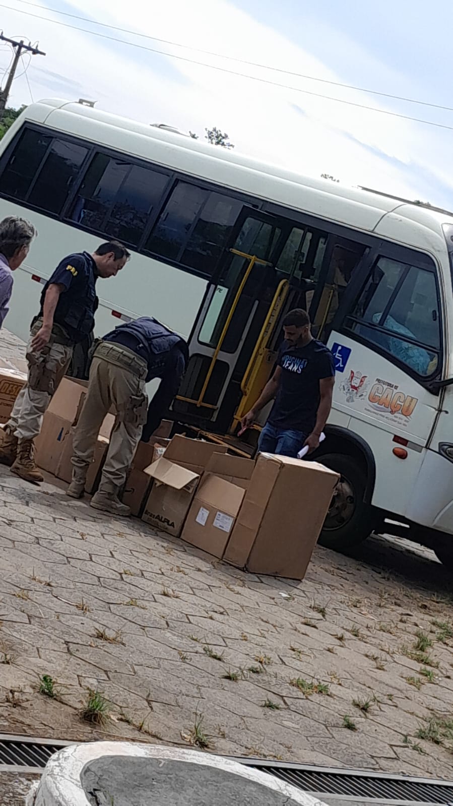 Ônibus de Caçu que levava pacientes para exames em Goiânia é parado com mercadorias sem nota 