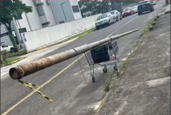 Homem rouba poste de metal, com um carrinho de supermercado