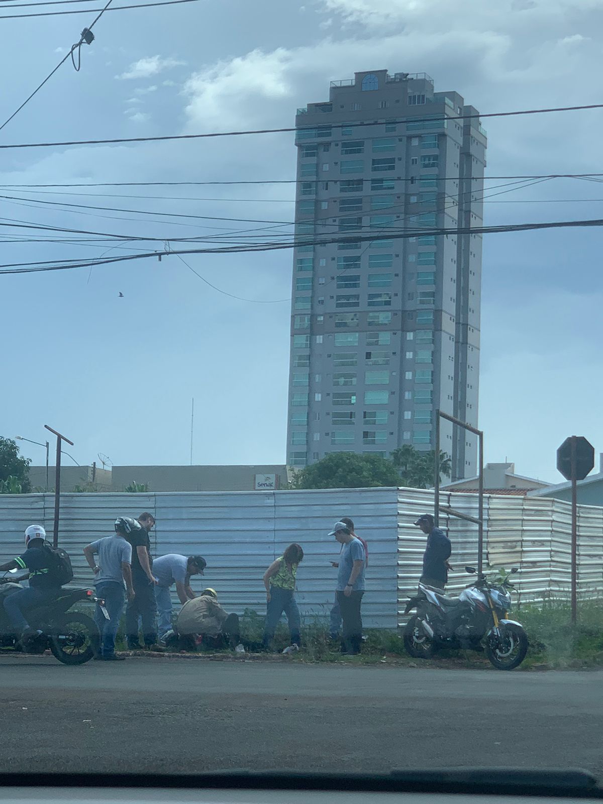 Colisão de carro e moto é registrada na Avenida José Walter, em Rio Verde