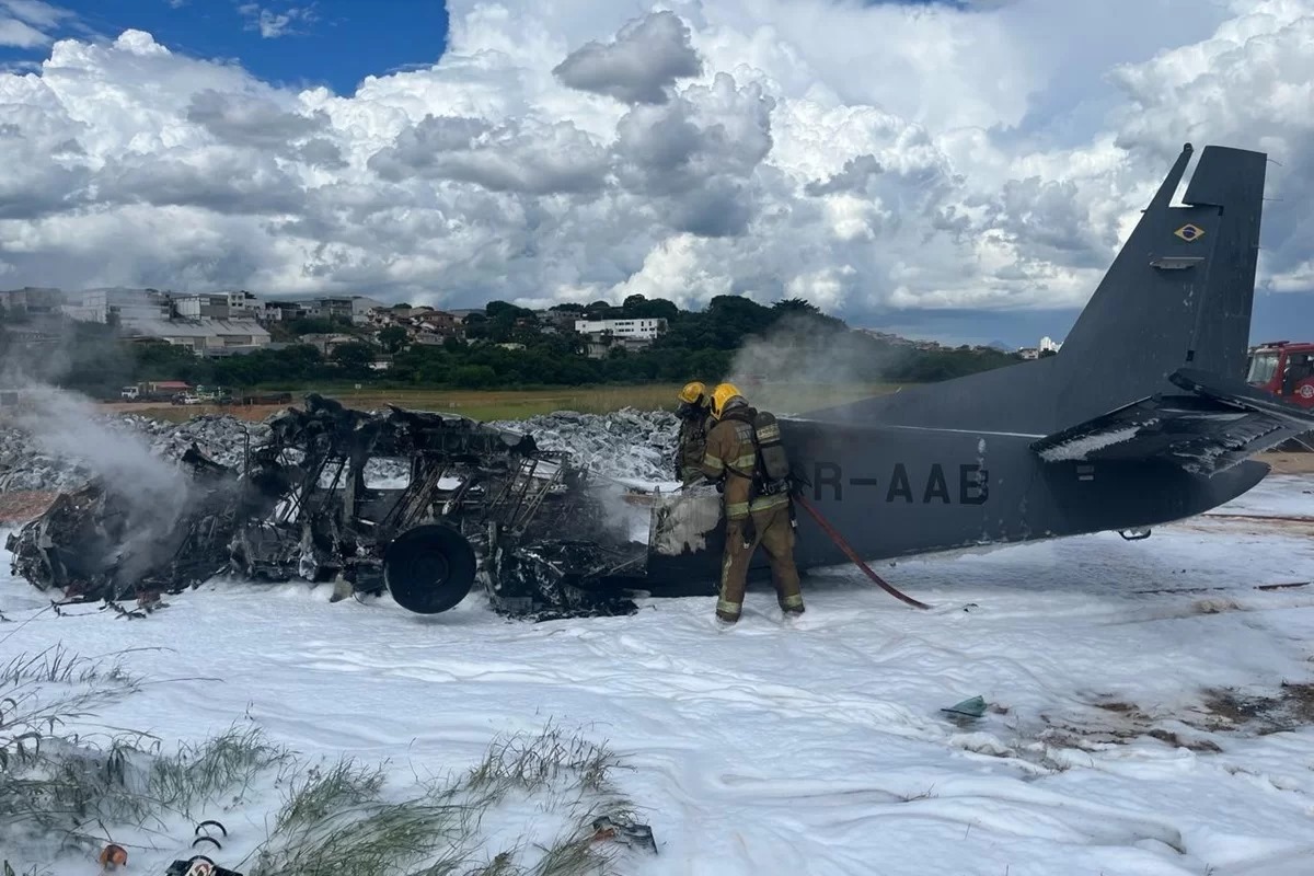 Avião da PF cai no Aeroporto da Pampulha e mata dois policiais